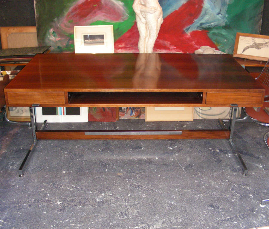 Large 1950-1960 rosewood desk, with chromed metal elements and handles clad in stitched black leather.