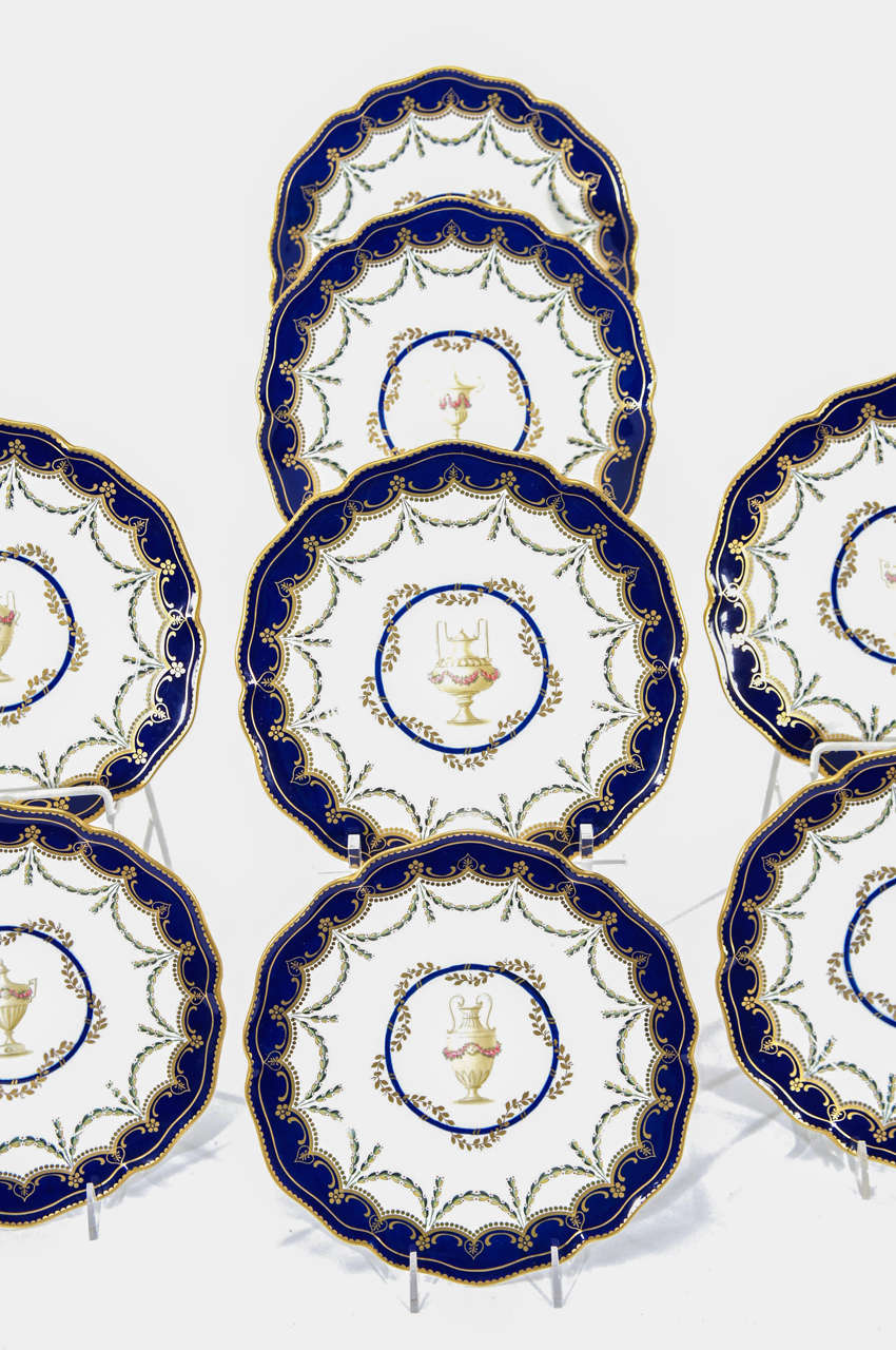 12 neoklassizistische Royal Crown Derby-Dessertteller in Kobaltblau (Neoklassisch) im Angebot