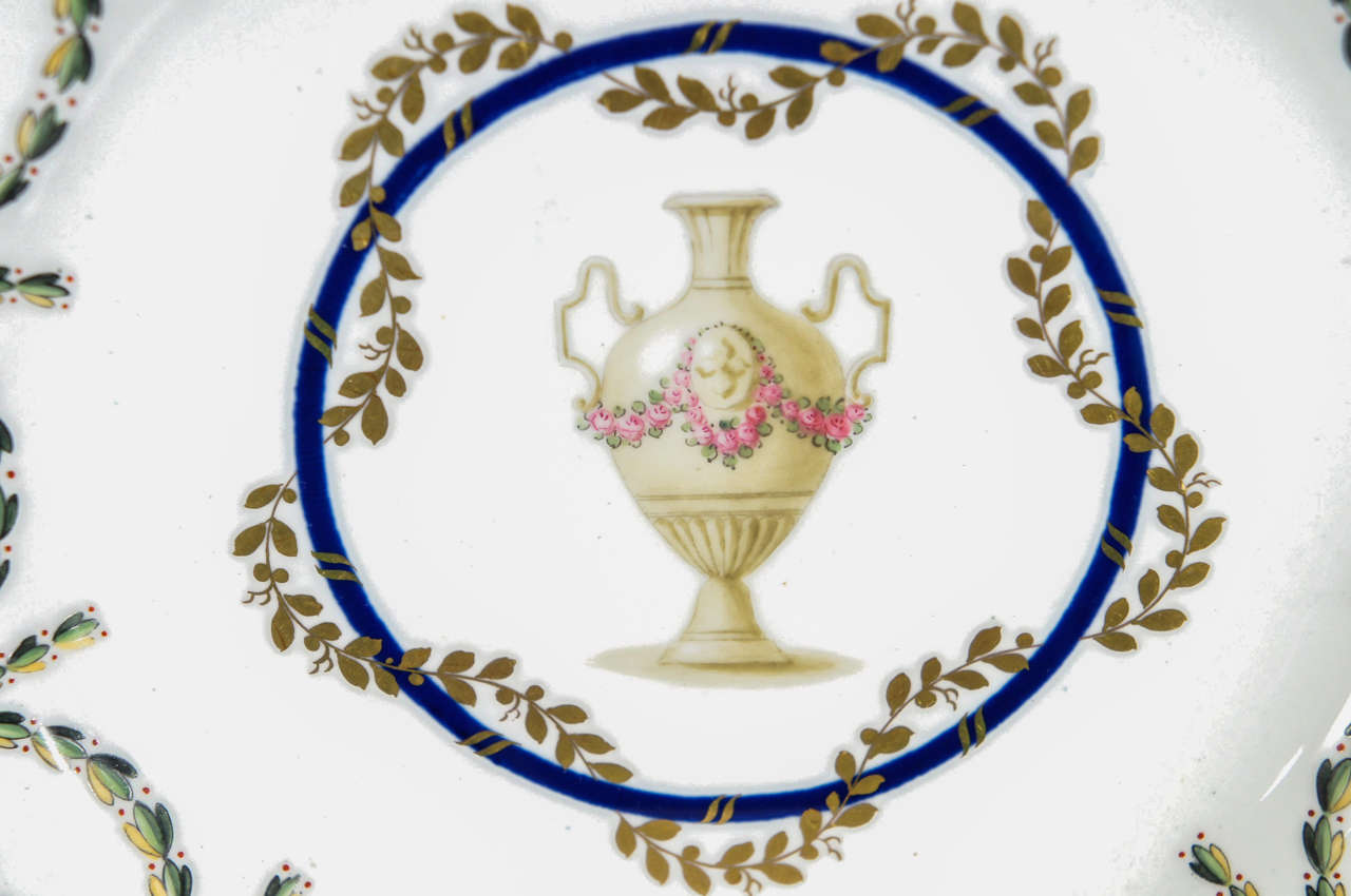 12 neoklassizistische Royal Crown Derby-Dessertteller in Kobaltblau (20. Jahrhundert) im Angebot
