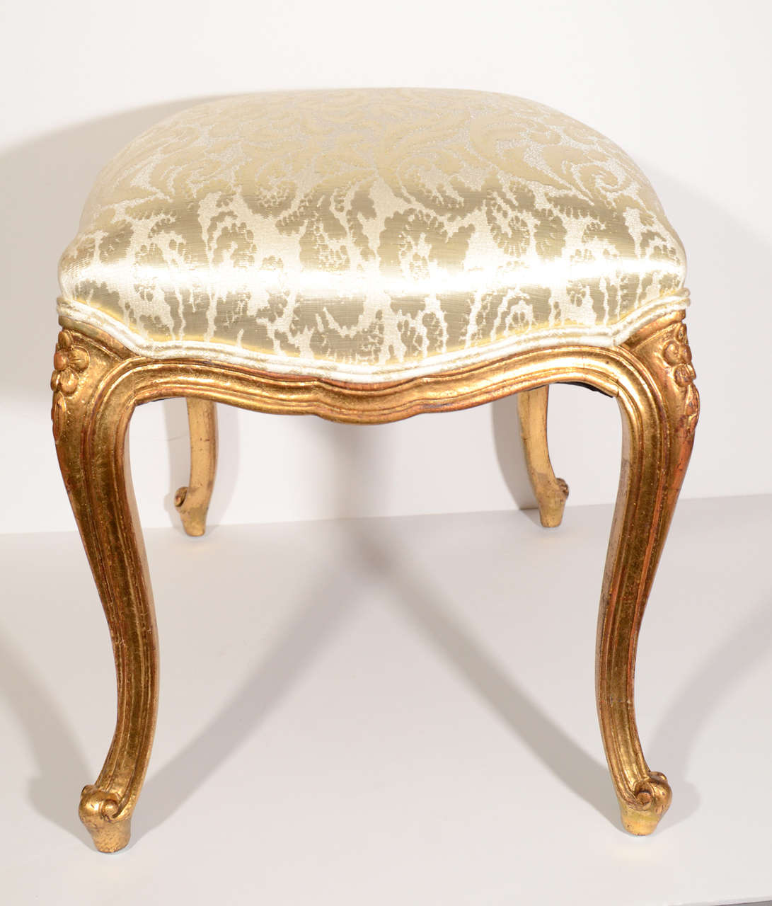 Elegant Louis XV Gilt Wood Bench with Damask Silk Upholstered Seat 1