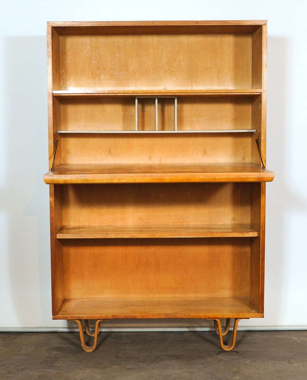 Wonderful piece from the Birch - series with the distinctive laced legs. Designed by Cees Braakman for Pastoe in the early 1950's. Bookcase with 2 shelves and a drop-down desktop with beautiful interior for letters and office papers.