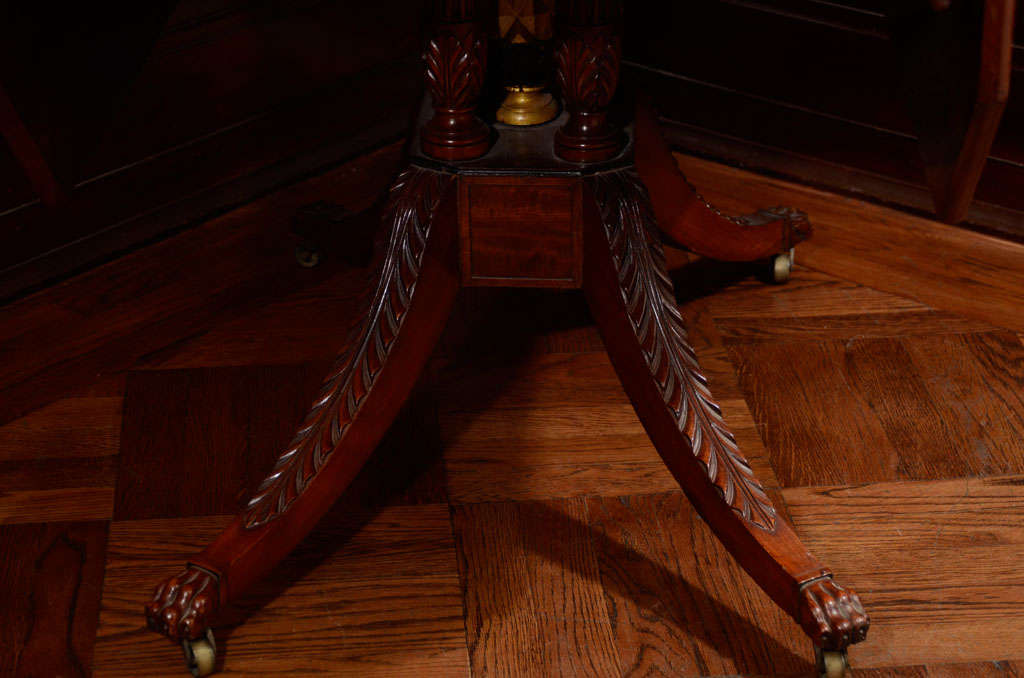 A Federal Figured Mahogany Drop-Leaf Table In Good Condition For Sale In New York, NY