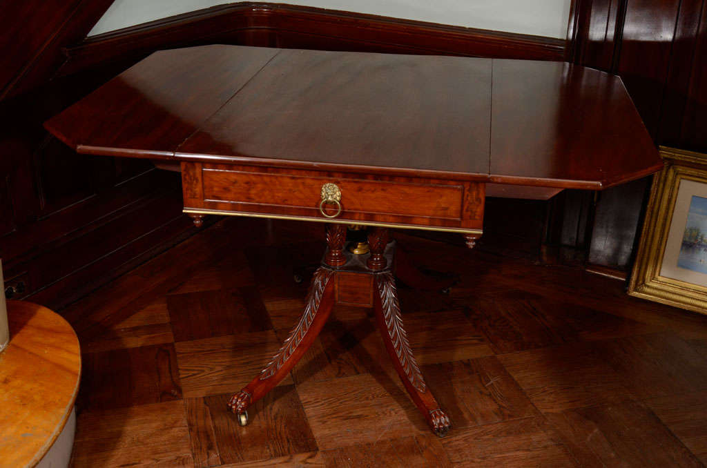 A Federal Figured Mahogany Drop-Leaf Table For Sale 1