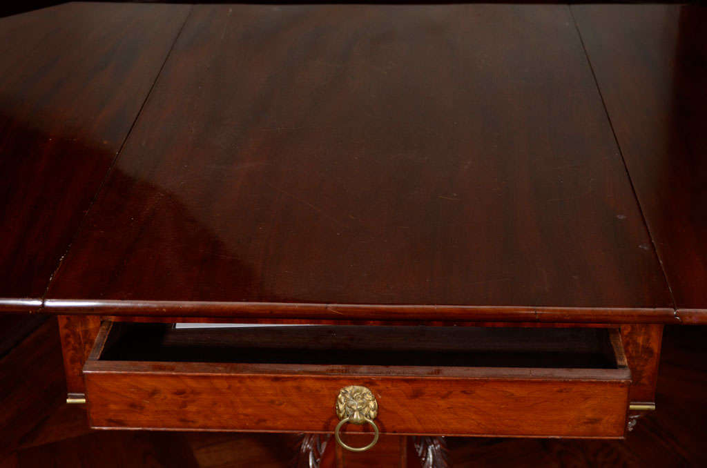 A Federal Figured Mahogany Drop-Leaf Table For Sale 2