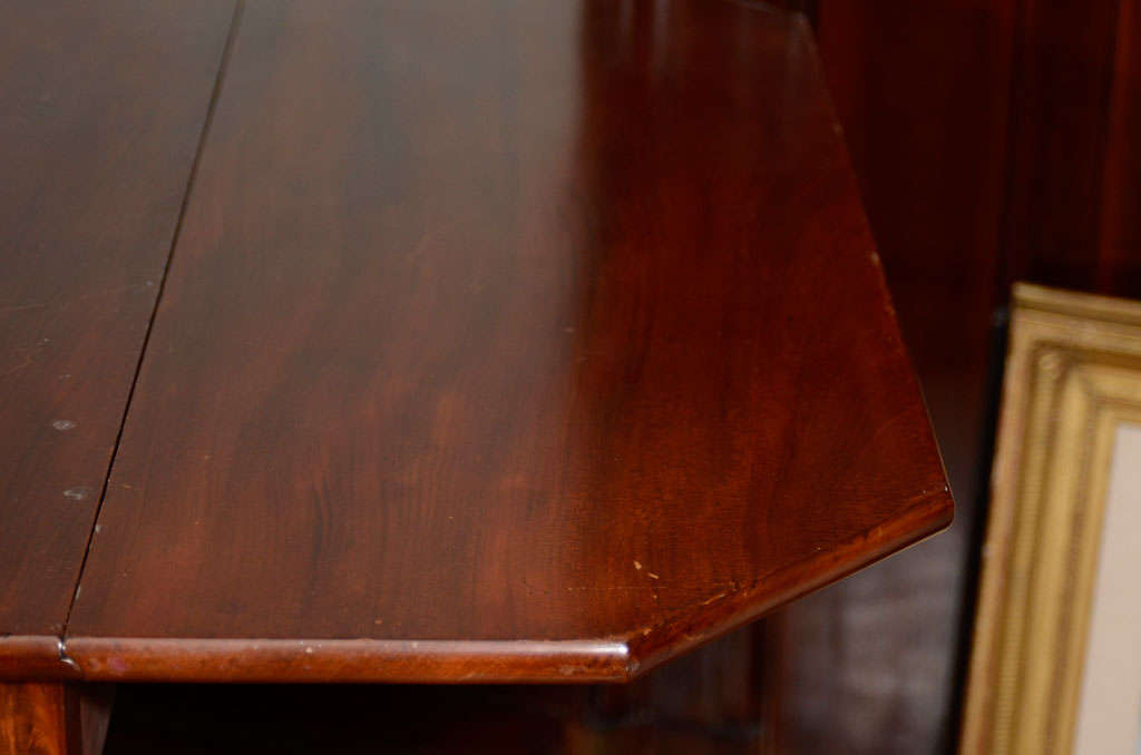 A Federal Figured Mahogany Drop-Leaf Table For Sale 3