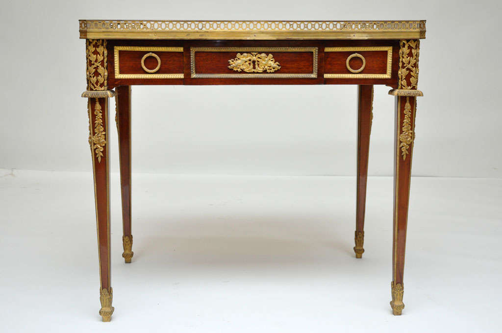 Neoclassical writing table after a model by Jean-Henri Riesener, France, 1860 In Excellent Condition For Sale In Chicago, IL