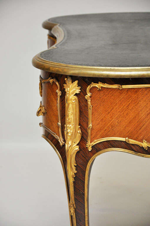 Neoclassical French Louis XV Petite Kidney-Shaped Writing Table, Paris, 1780 For Sale
