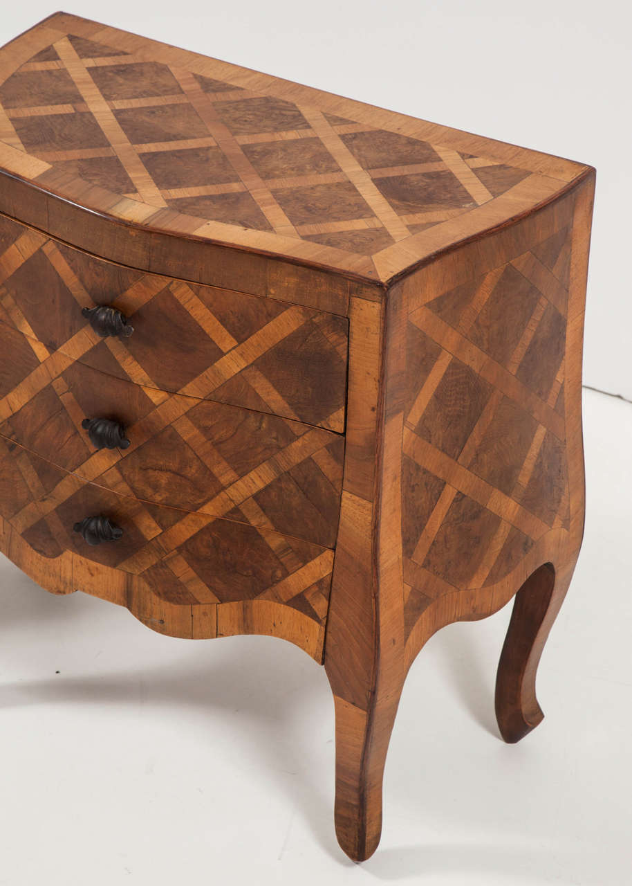 Italian Walnut Marquetry Commodes In Excellent Condition In New York, NY
