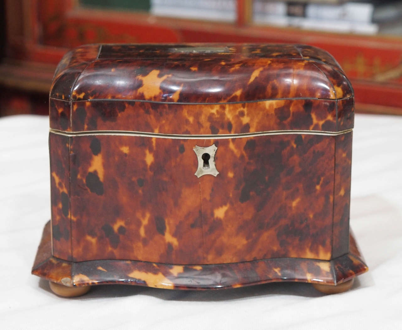 English Victorian Tortoiseshell Tea Caddy In Good Condition In Natchez, MS