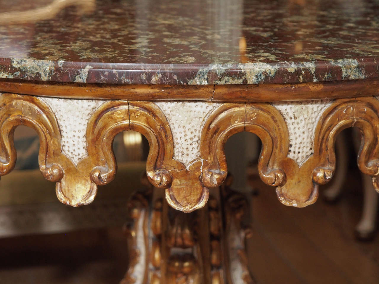 Italian Painted and Parcel Gilt Round Table For Sale 1