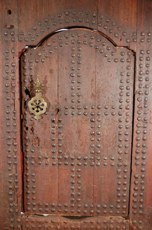 Große marokkanische, antike, maurische Tür mit Nieten aus dem 19. Jahrhundert (Marokkanisch) im Angebot