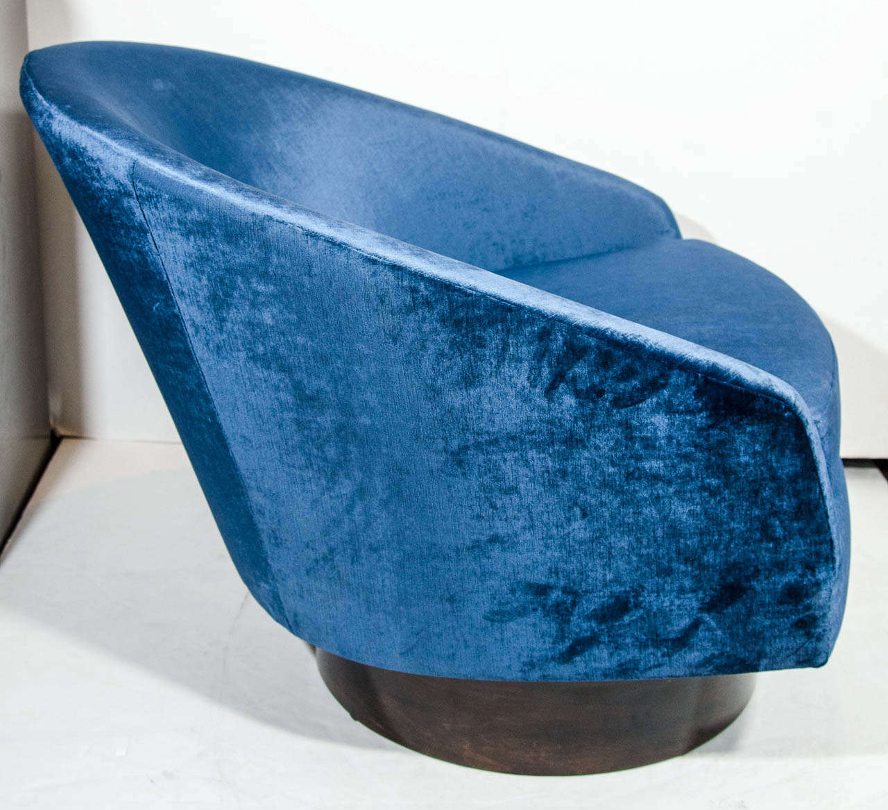 Pair of Luxe Swivel Lounge Chairs in Sapphire Velvet Designed by Milo Baughman In Excellent Condition In Fort Lauderdale, FL