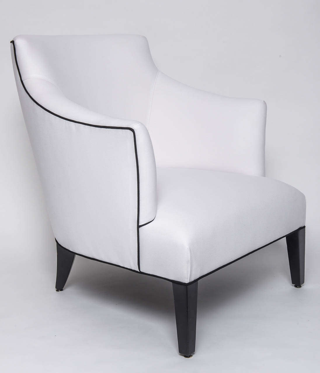SALE! SALE! SALE!  STUDIO BUILT WHITE CHAIR BY SUSANER. floor sample as is In Excellent Condition For Sale In Miami, Miami Design District, FL