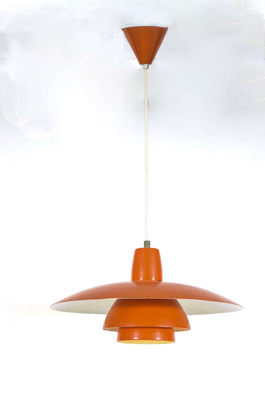 Like all Poul Henningsen designs this pendant is elegant and timeless.
Original orange exterior and white interior for glarefree illumination.