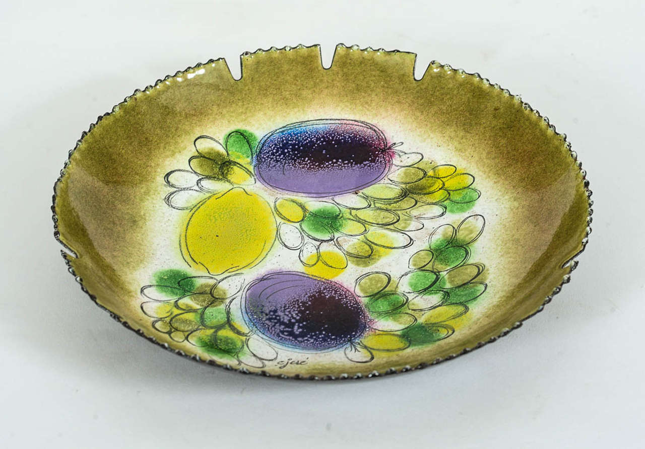 Very nice platter, bowl or ashtray made by the American artists duo Curtis Jeré.

It has a diameter of 28 centimeters. Signed.

The image painted on it is a free interpretation of a fruit bowl containing grapes, a lemon and two pieces of purple