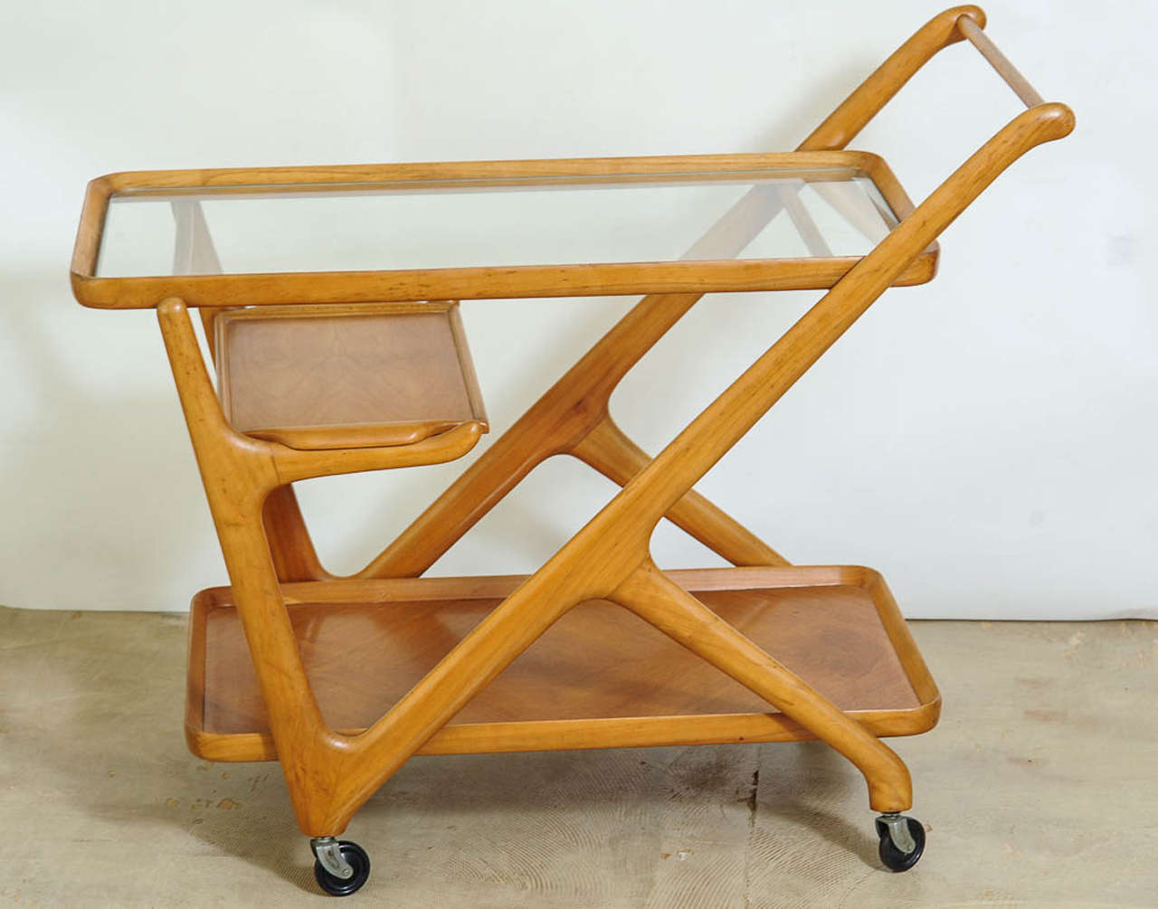 Very elegant Italian Tea Trolley from the 1950s.
This is the version in beech wood. 
Including the original removable serving tray.