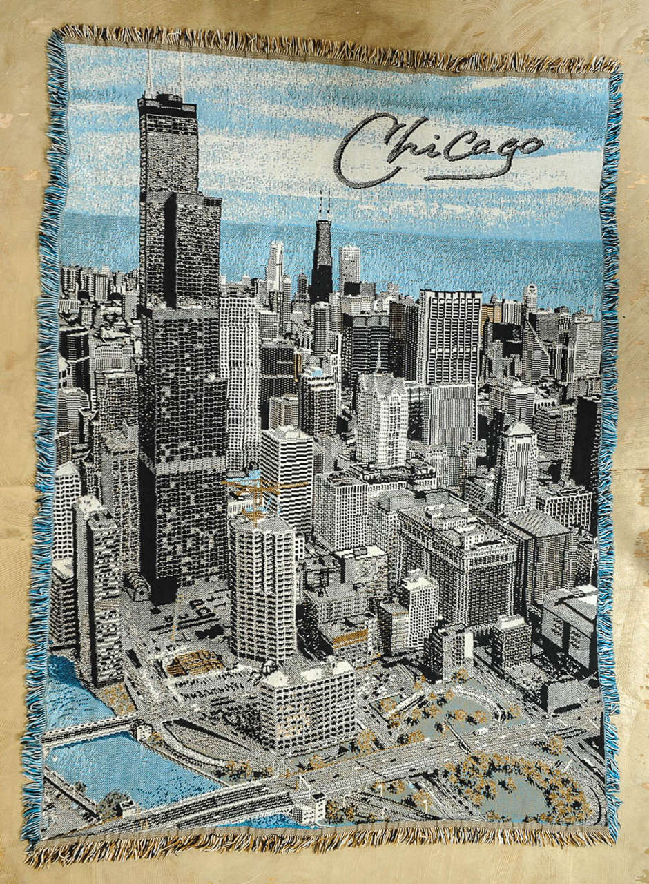 Marvellous 1960s wall hanging in beautiful bright colours.

Photographic print of downtown Chicago with the Sears Building prominently in sight, combining it with a great blue sky (line).

Print on fabric with fringes on all sides.