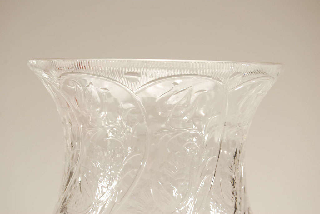 20ième siècle Vase monumental en cristalurricane soufflé à la main et taillé à la roue en vente