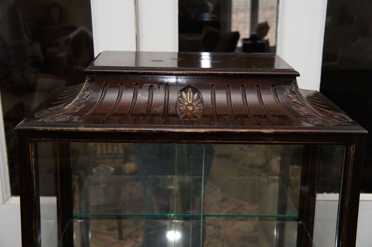 Small George III Style Vitrine In Excellent Condition In Hudson, NY