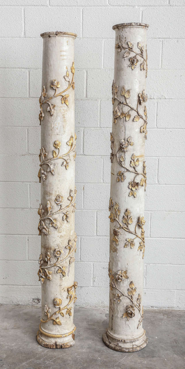 Spanish 17th century pair of columns with original polychromes paint with gilt carved swag of flowers

*One is slightly taller. 79.5 vs 78 T.
 