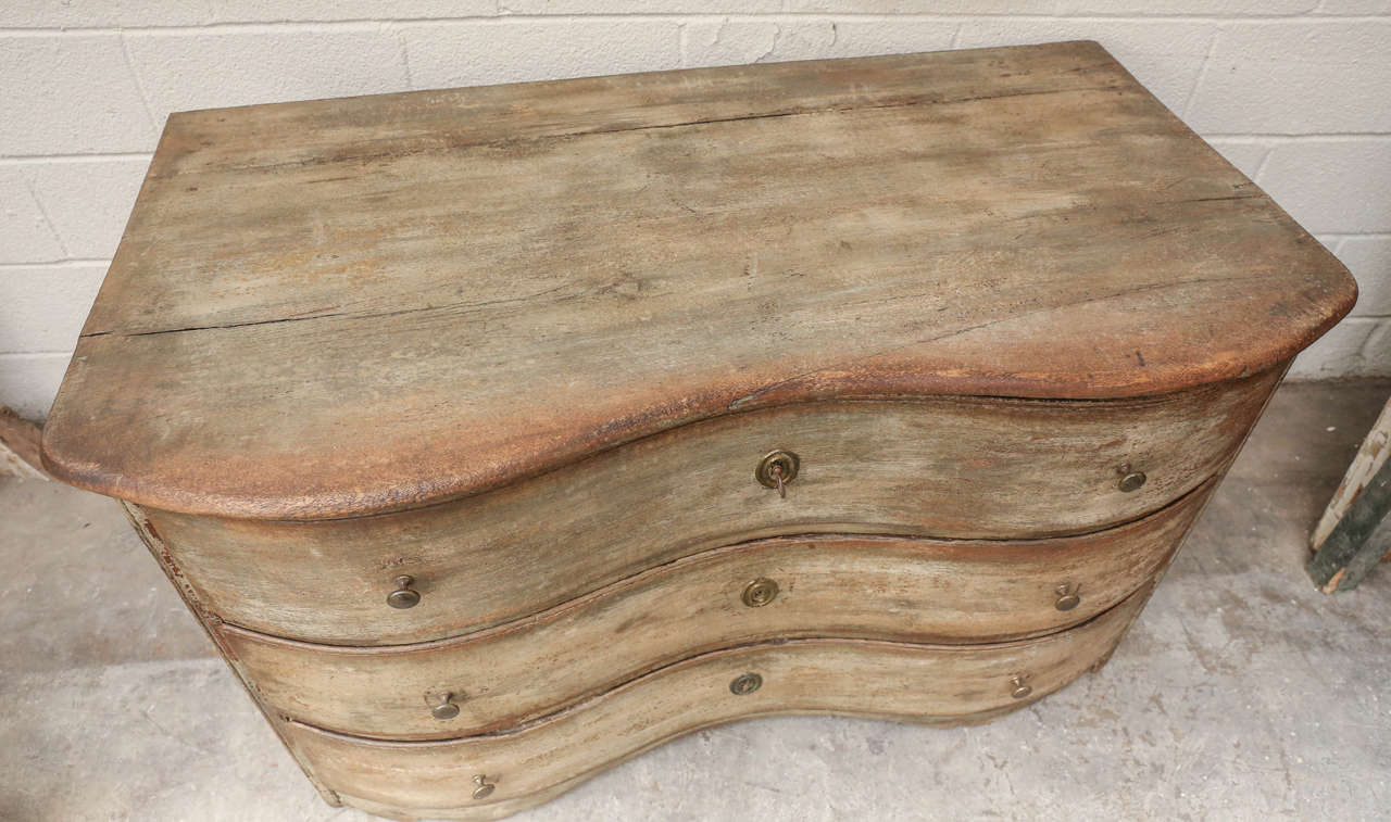 18th Century French Serpentine Commode In Good Condition In Houston, TX