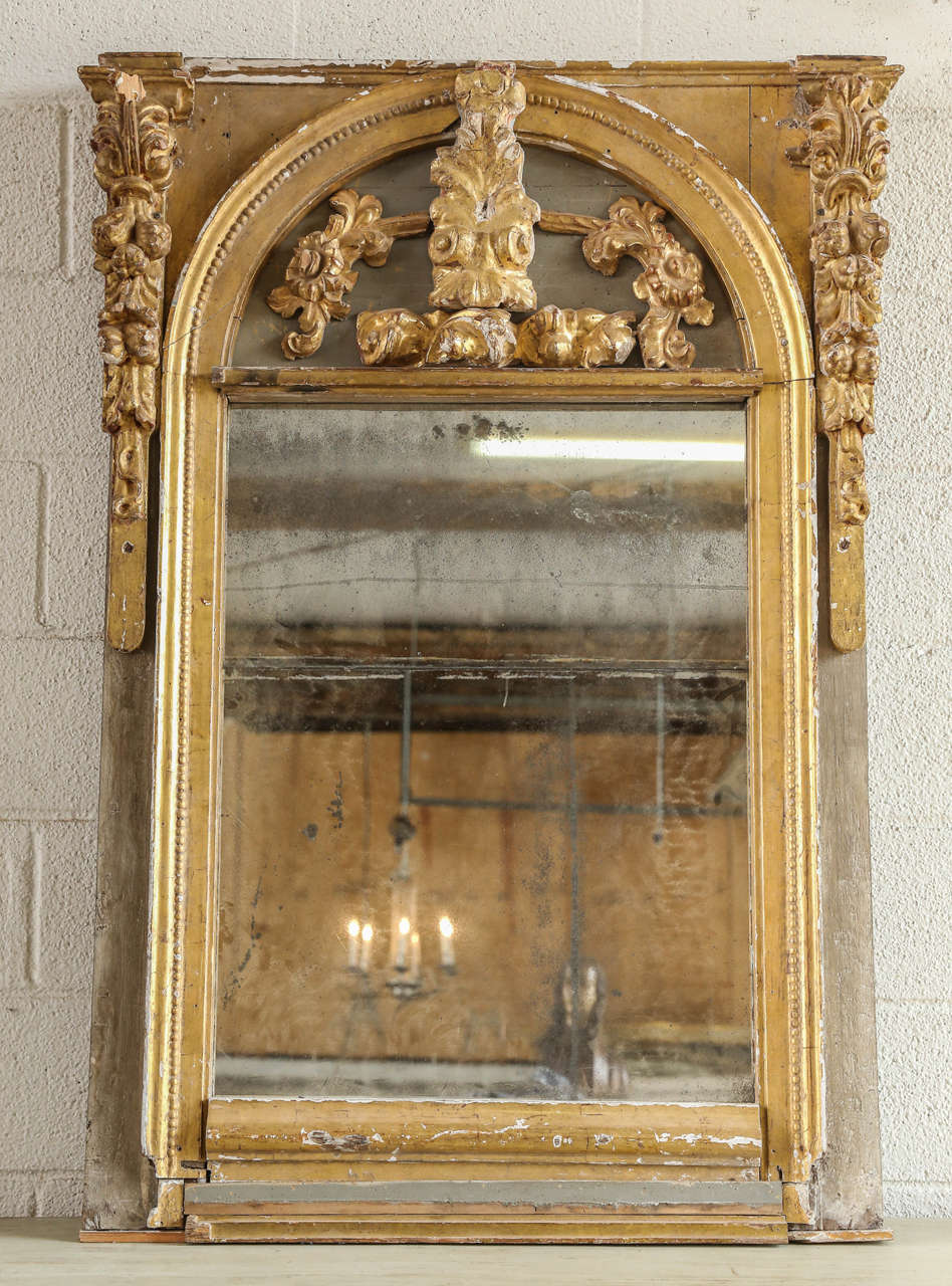 Magnifique miroir maquillé avec des éléments d'autel du 17ème siècle. Bleu et or doré.