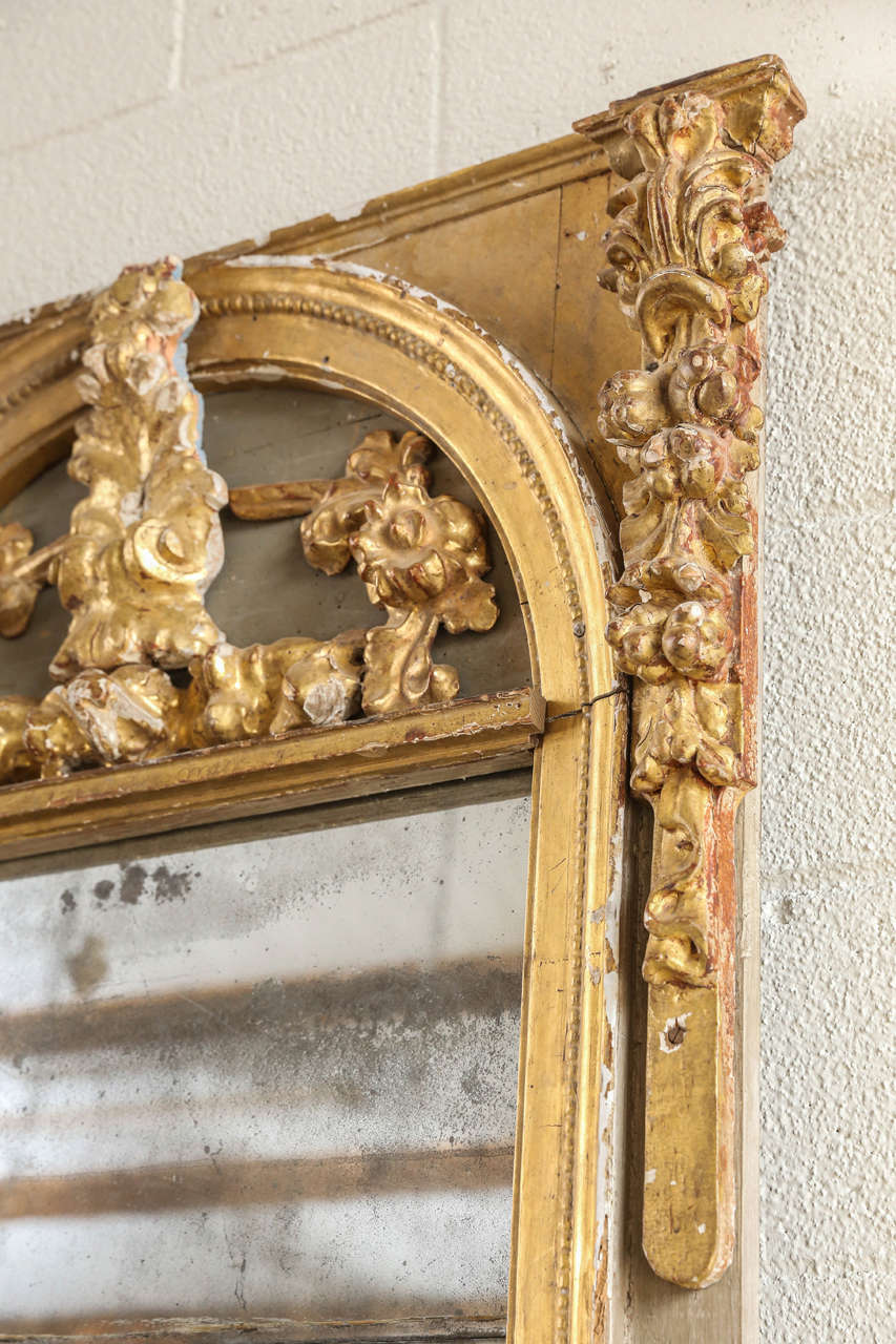 Sculpté à la main Miroir sculpté peint en bleu et doré réalisé avec des éléments d'autel anciens en vente