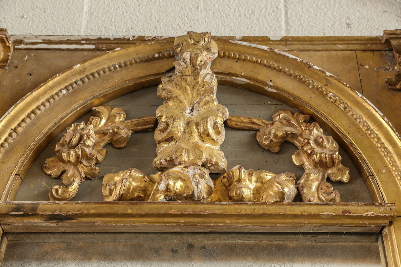 Miroir sculpté peint en bleu et doré réalisé avec des éléments d'autel anciens Abîmé - En vente à Houston, TX