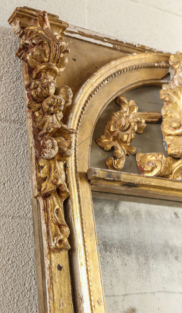 XVIIIe siècle et antérieur Miroir sculpté peint en bleu et doré réalisé avec des éléments d'autel anciens en vente