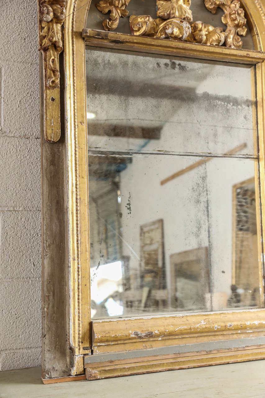 Bois Miroir sculpté peint en bleu et doré réalisé avec des éléments d'autel anciens en vente