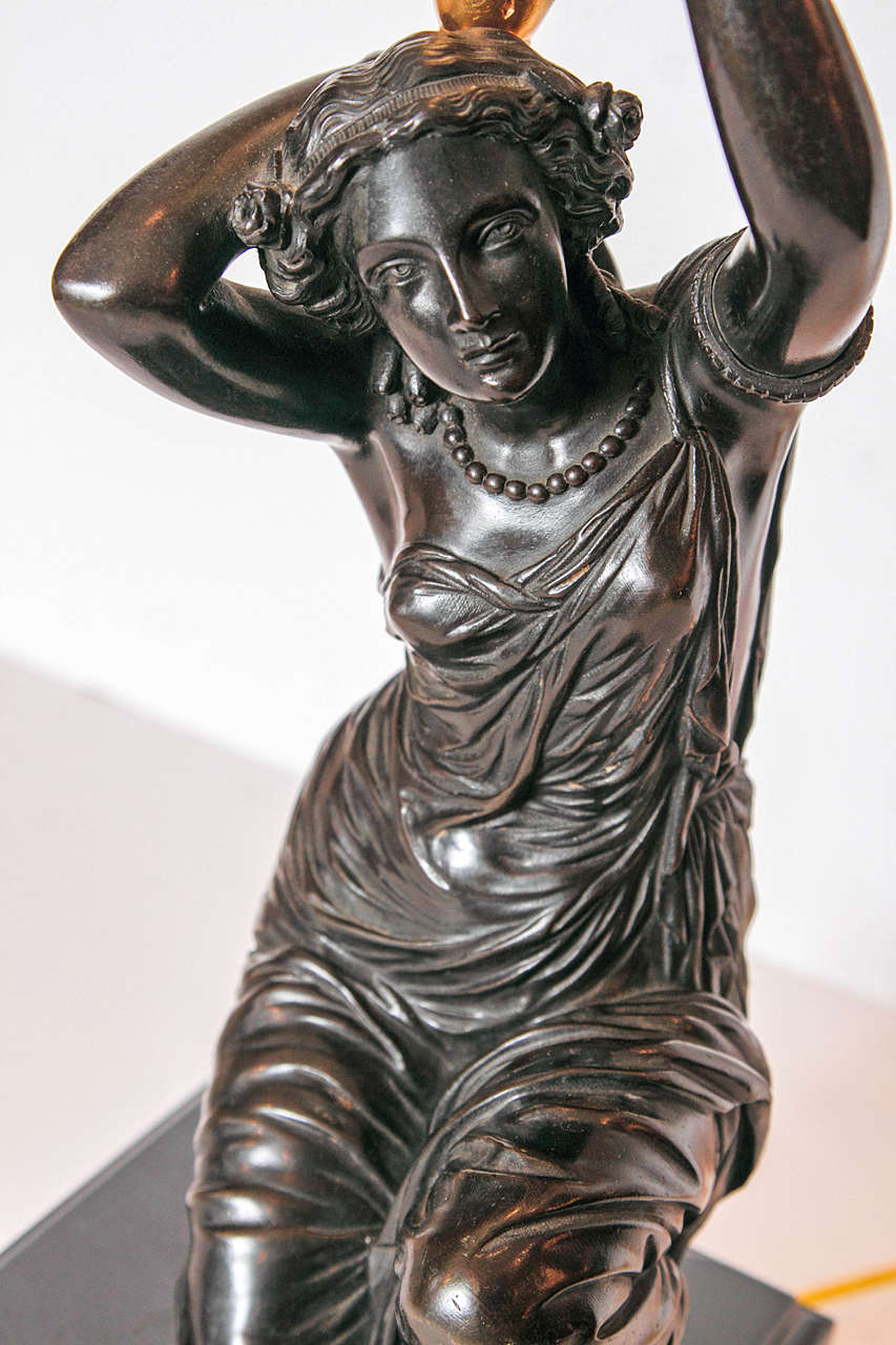 Klassische kontinentale kniende Frauen aus Bronze des 19. Jahrhunderts, die zu Lampen verarbeitet wurden im Angebot 2