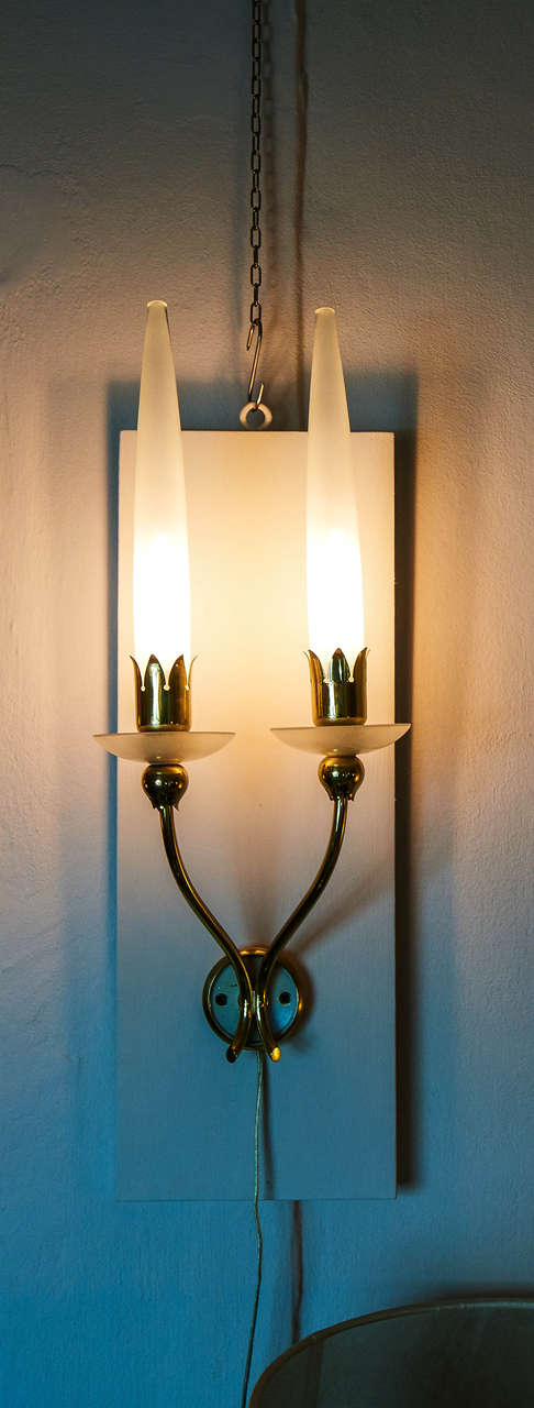Brass, white lacquered brass and sandblasted glass.
Arredoluce designed by Angelo Lelli, Italia, 1954.
Two bulbs.
The price is for two.