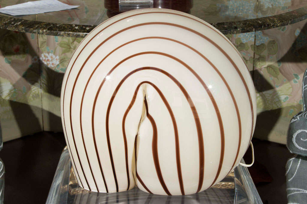 An Italian Modernist table lamp by Vistosi in a simplified conch shell design.