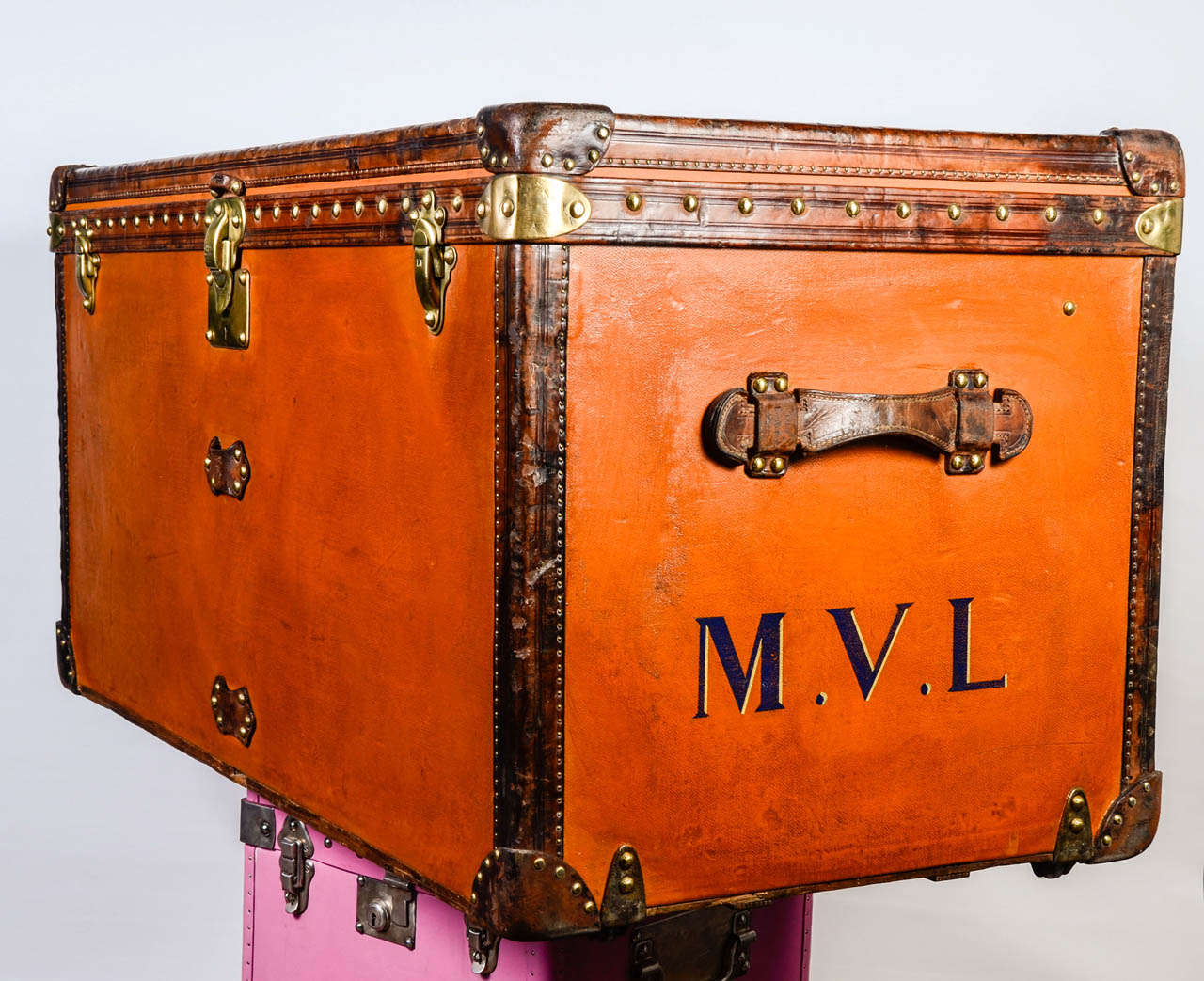 This unusual orange Vuittonite canvas courrier trunk has got all leather trim and handles,brass corners and locks.
The interior has been totally relined in beige fabric and still has its original 2 webbed baskets.
Superb condition.