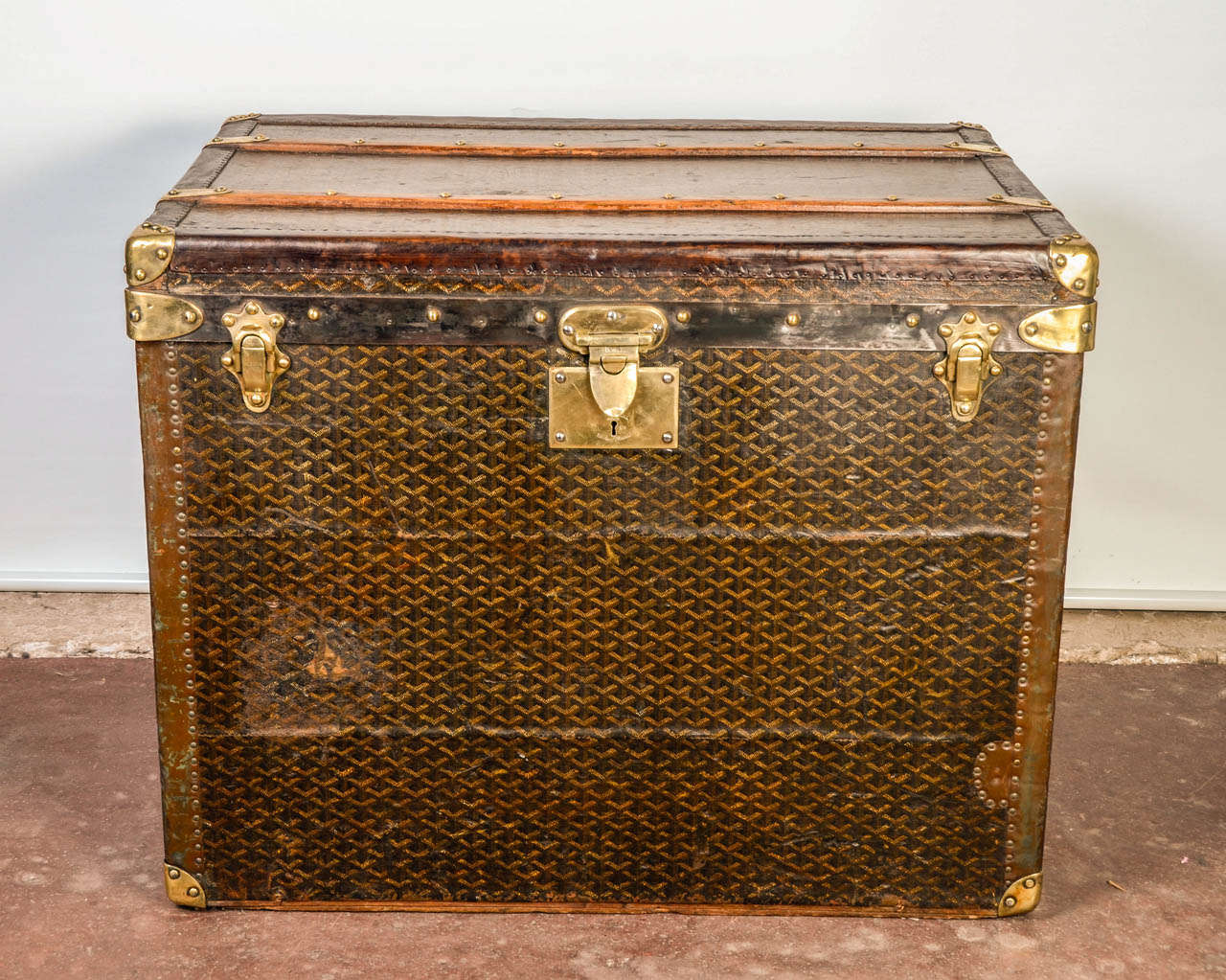 Magnificent vintage Goyard hat trunk.Outside features Goyard signature chevron canvas,leather trim and brass hardware.
Inside is in good original condition,only the top has been relined.
It still has its original sticker and original webbed basket.