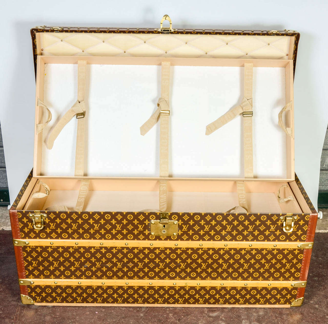 Spectacular Louis Vuitton Courrier Trunk, Malle Vuitton Courrier In Excellent Condition In Saint-Ouen, FR