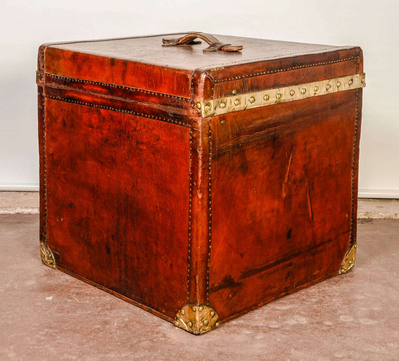 It is a large 19th century leather hat box that has a beautiful patina.Its frame is wood,so it is very sturdy.There is a very nice job of brass surrounding and brass lock.
Inside has been recently relined with fabric.
It is all original and could