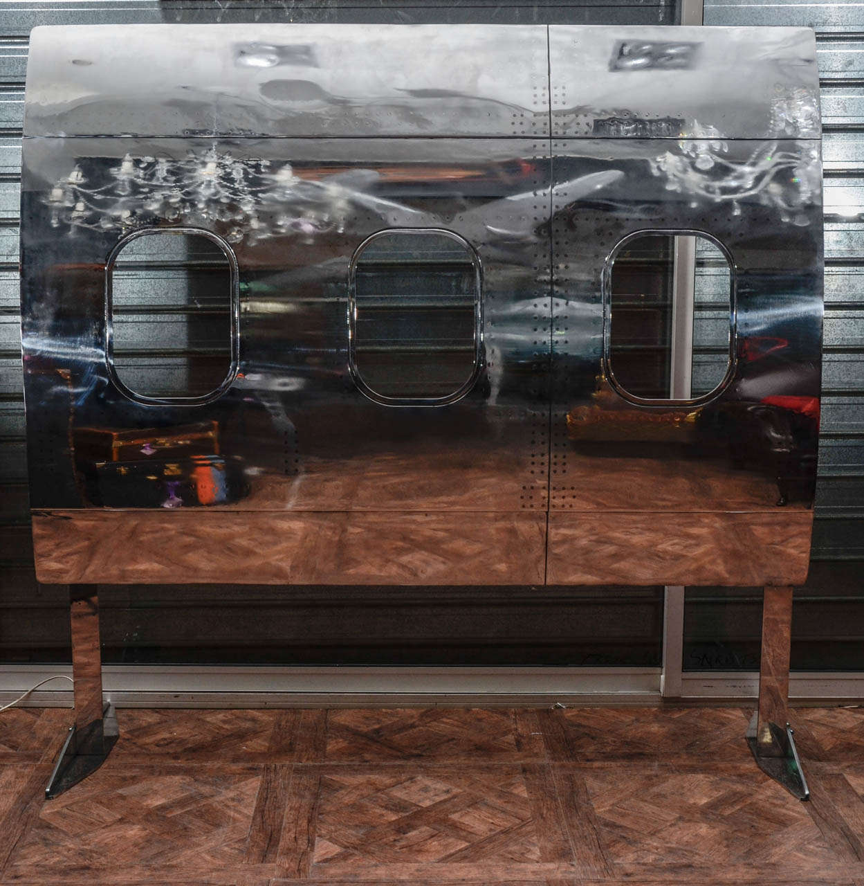 This piece of fuselage coming from a 737 Boeing is perfect for dividing rooms.
The outside fuselage has been stripped,sanded and mirror polished to get this fantastic look.
The inside is red hot painted.
It s got 2 very sturdy legs and is
