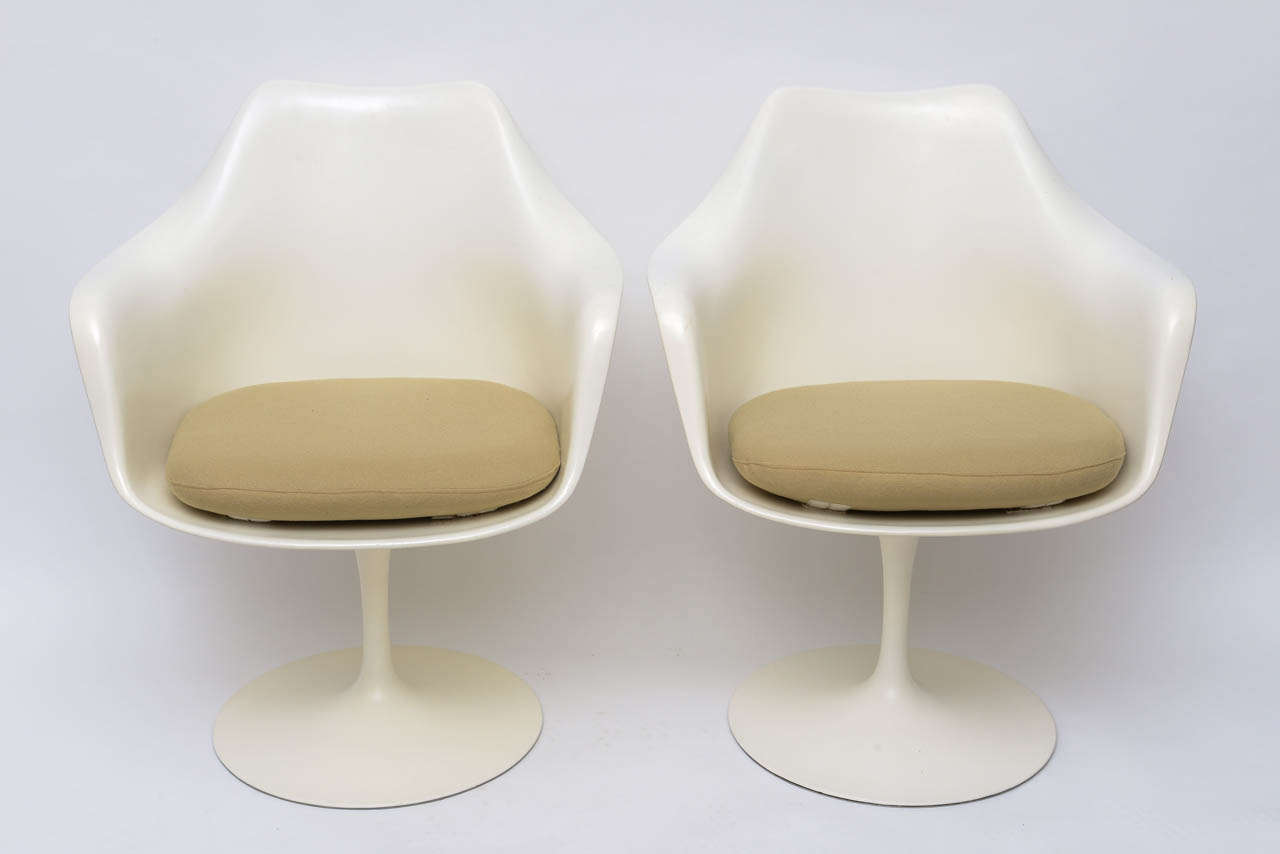 Pair of white tulip chairs by Eero Saarinen for Knoll. Beige cushions in Knoll fabric.
