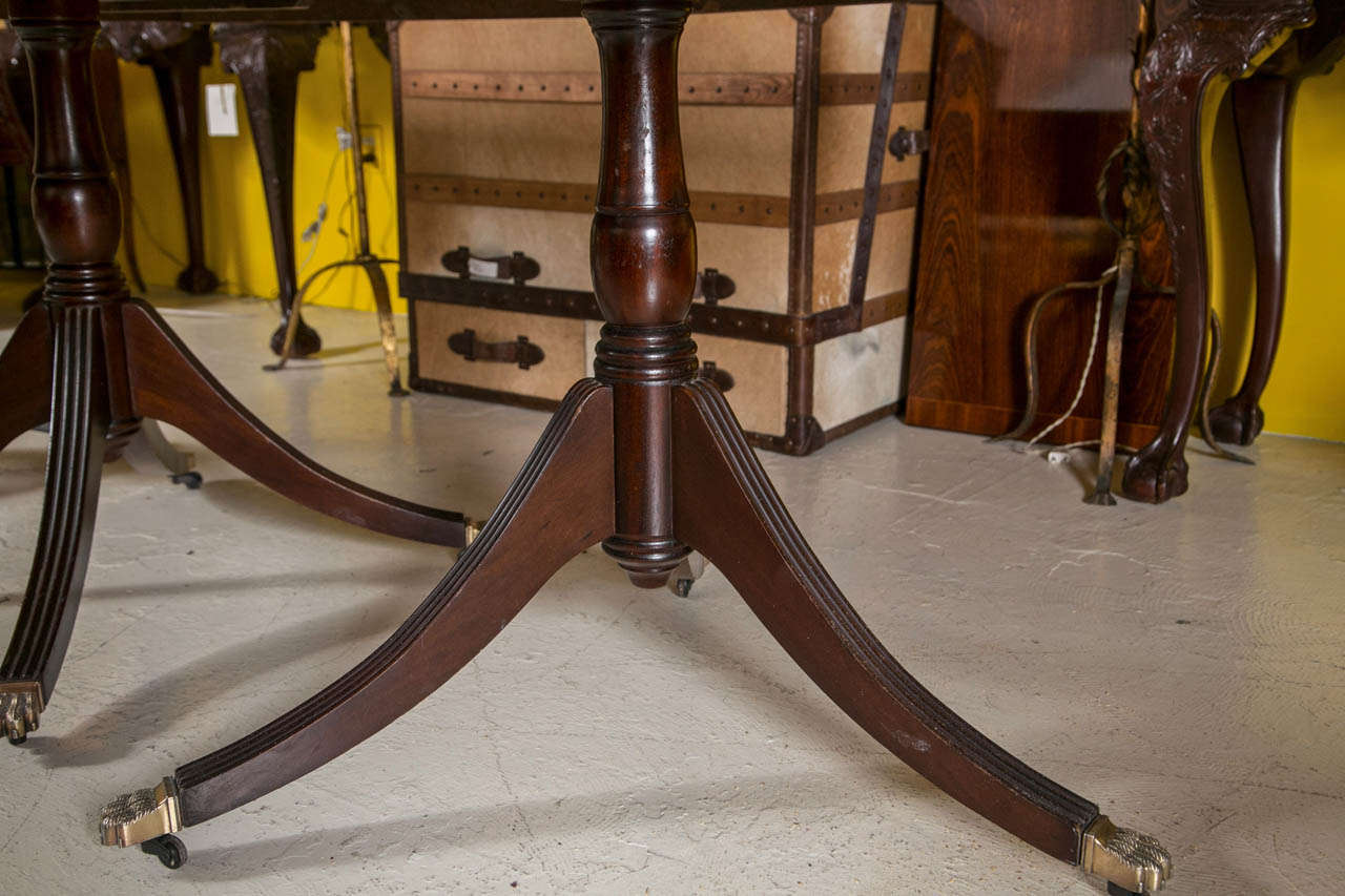 An English Georgian Style Triple Pedestal Banded Mahogany Dining Table In Good Condition In Stamford, CT