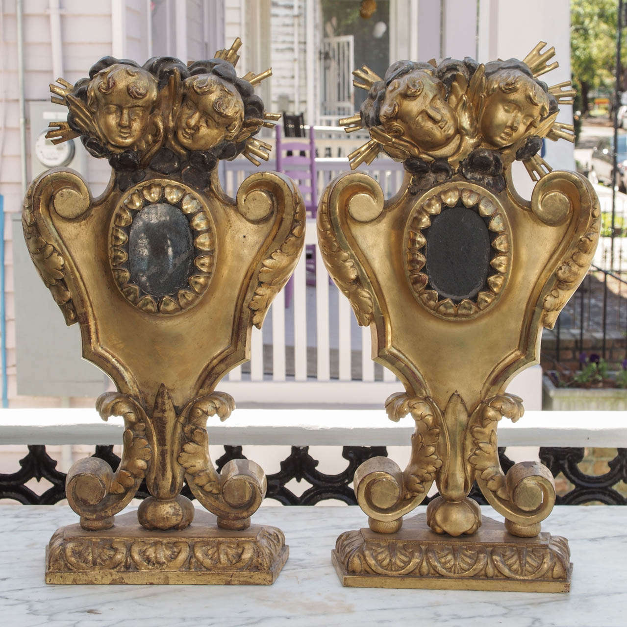 Paire de reliquaires italiens en bois doré avec décoration de tête de putti