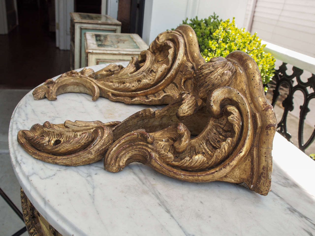 18th Century and Earlier Pair of Louis XV Gilt Wood Wall Brackets For Sale
