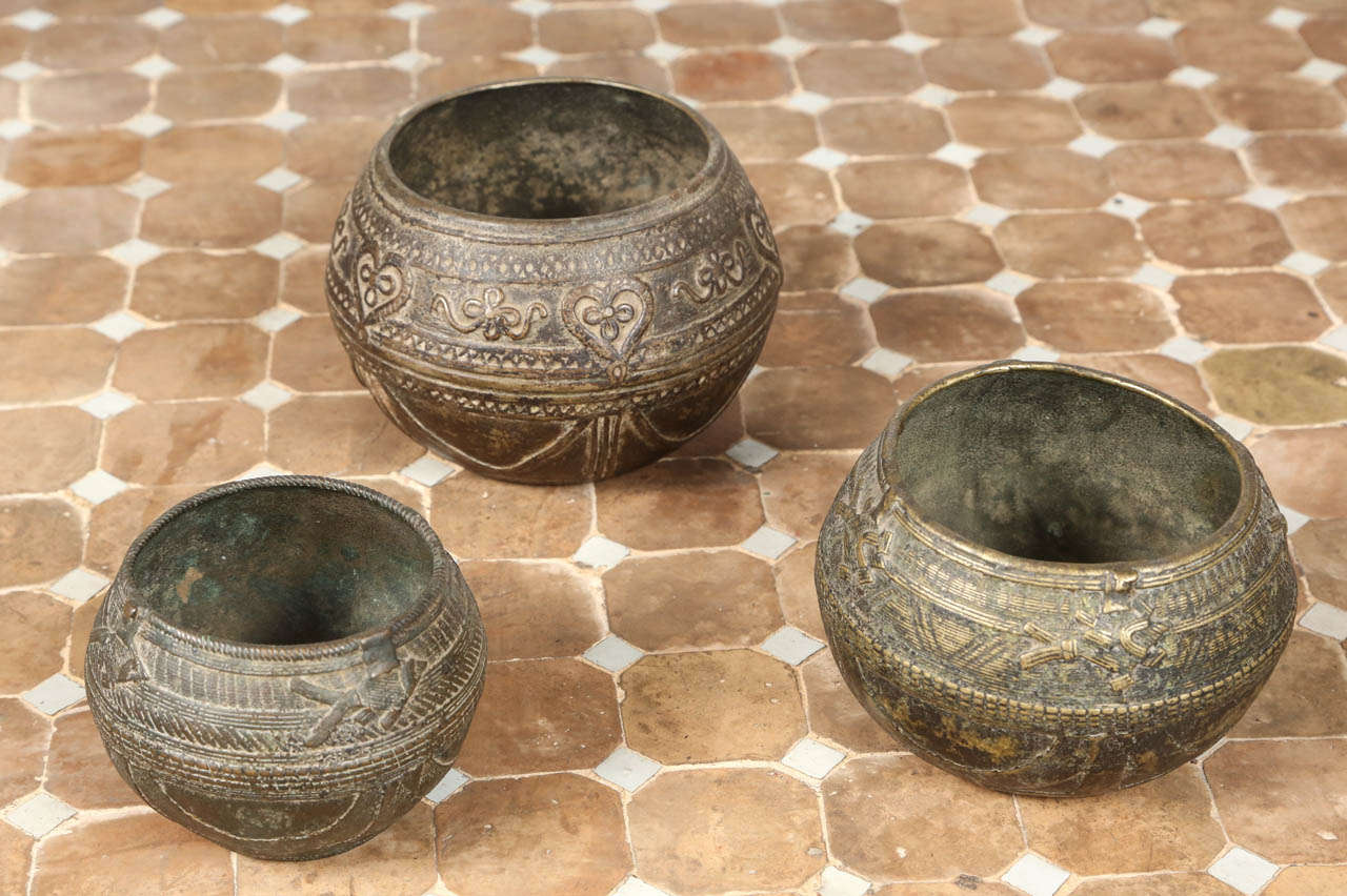 Set of 3 antique handcrafted brass Anglo Indian decorative Bowl.
Nice old patina.
Size:
Large bowl: 6