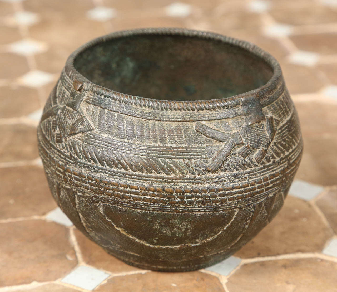 Anglo Indian Brass Antique Bowls, Set of Three In Excellent Condition In North Hollywood, CA