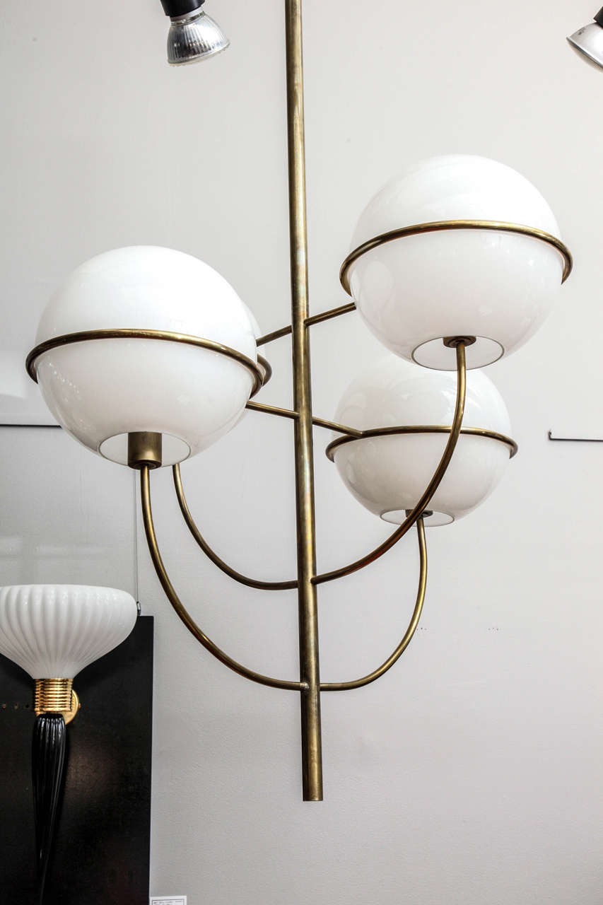 Grand Mid-Century Modern Four-Globe Chandelier by Gino Sarfatti. In Excellent Condition In New York, NY