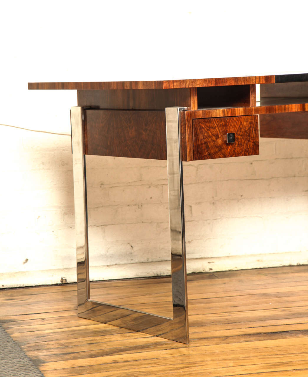 Elegant Art Deco Ladies Desk In Excellent Condition For Sale In New York, NY