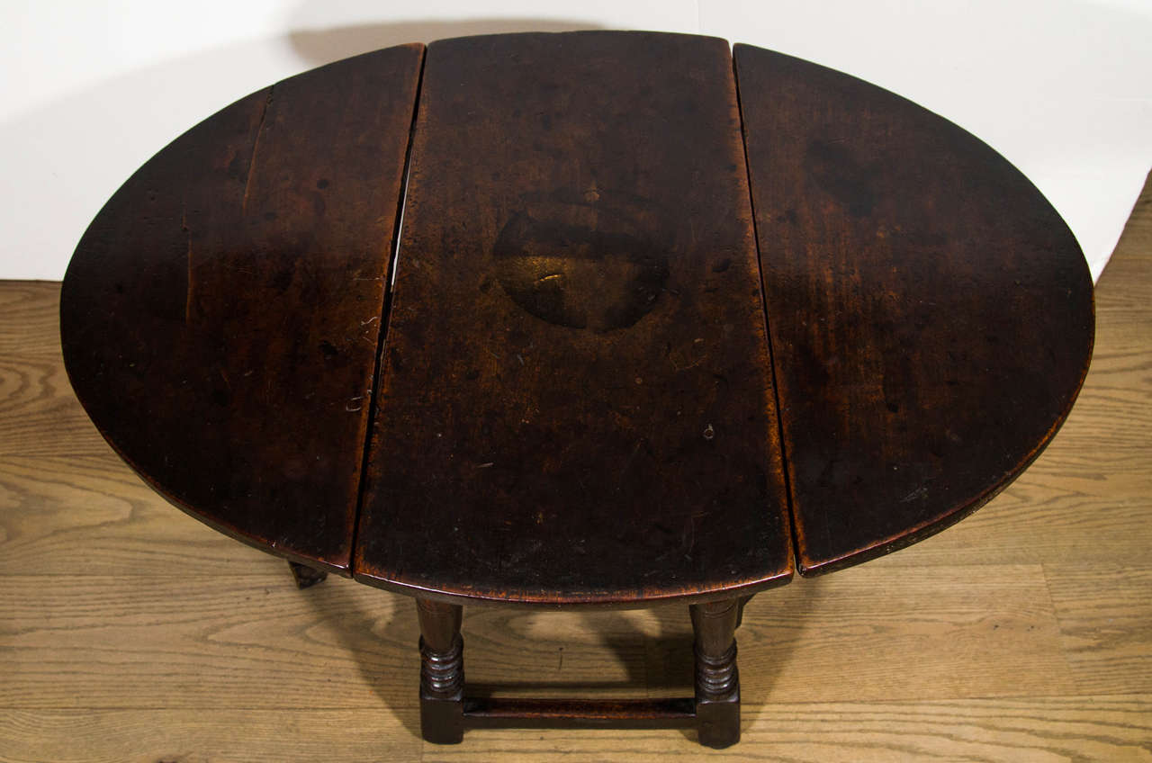 An English Patinated Chestnut and Walnut Gate-leg Side Table In Good Condition For Sale In Long Island City, NY