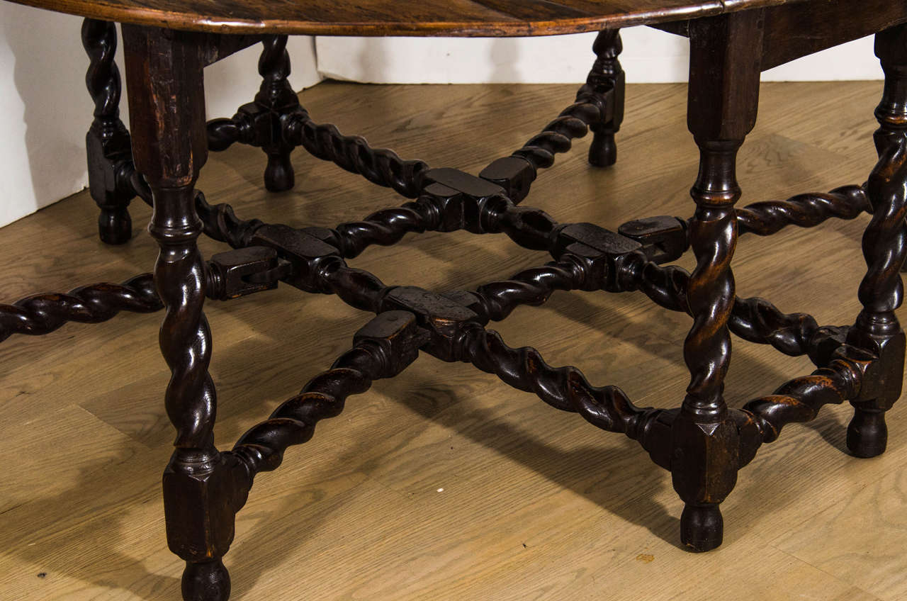 English Chestnut and Oak 19th Century Double Gate-Leg Table In Excellent Condition For Sale In Long Island City, NY