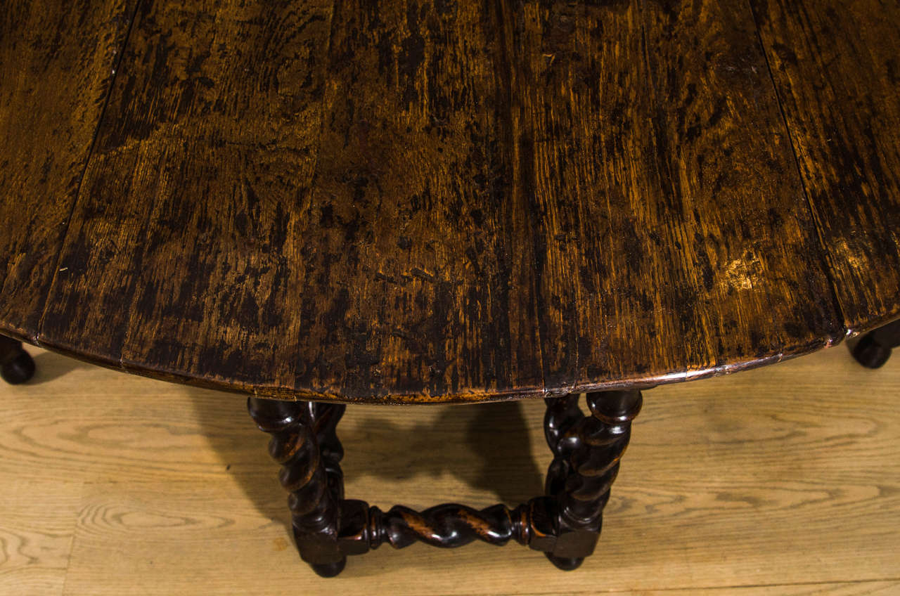 English Chestnut and Oak 19th Century Double Gate-Leg Table For Sale 3