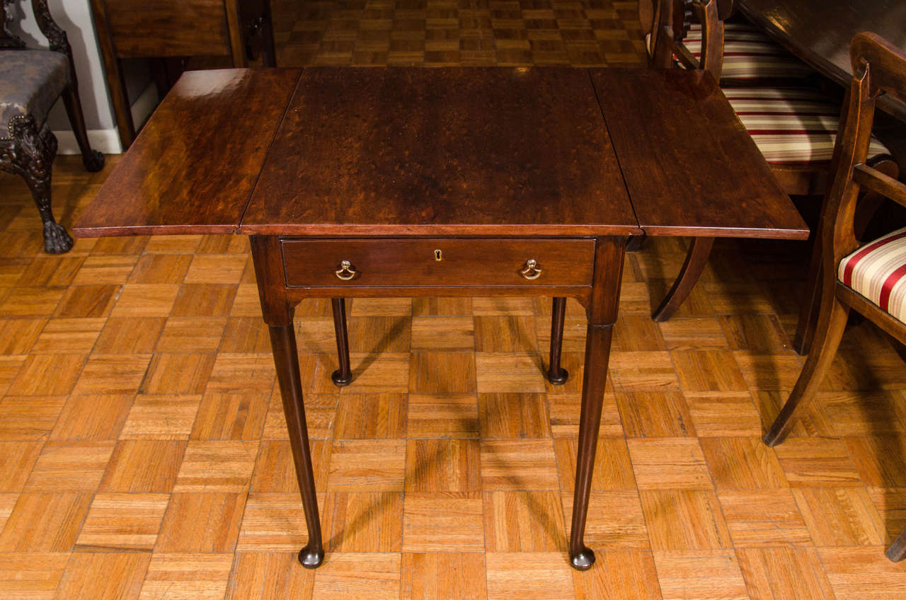 18th century pair of mahogany drop-leaf Pembroke end tables the legs ending in pad feet.
